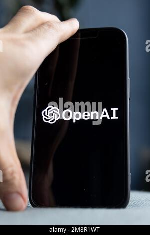 Mano da donna che tiene un iPhone con il logo OpenAI. ChatGPT e Chat bot cultura, intelligenza artificiale tempo. 01.01.2023 Amsterdam, Paesi Bassi Foto Stock