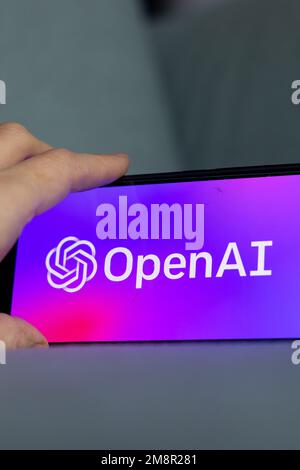 Mano da donna che tiene un iPhone con il logo OpenAI. ChatGPT e Chat bot cultura, intelligenza artificiale tempo. 01.01.2023 Amsterdam, Paesi Bassi Foto Stock