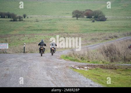 Motociclisti (motociclisti) in moto fuoristrada lungo una pista di pietra sulla Salisbury Plain, Wiltshire Foto Stock