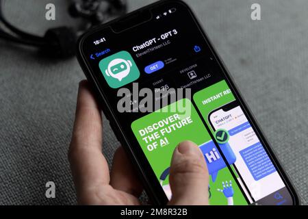 Mano di una donna che tiene un iPhone con le app appstore e ChatGPT e Chat bot, tempo di intelligenza artificiale. 01.01.2023 Amsterdam, Paesi Bassi Foto Stock