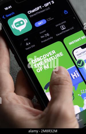 Mano di una donna che tiene un iPhone con le app appstore e ChatGPT e Chat bot, tempo di intelligenza artificiale. 01.01.2023 Amsterdam, Paesi Bassi Foto Stock