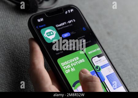 Mano di una donna che tiene un iPhone con le app appstore e ChatGPT e Chat bot, tempo di intelligenza artificiale. 01.01.2023 Amsterdam, Paesi Bassi Foto Stock