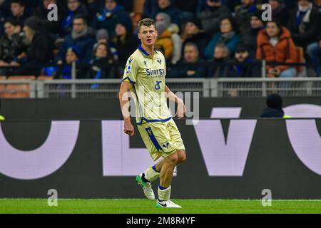 Milano, Italia. 14th Jan, 2023. Pawel Dawidowicz (27) di Hellas Verona visto in Serie Un match tra Inter e Hellas Verona a Giuseppe Meazza a Milano. (Photo Credit: Gonzales Photo/Alamy Live News Foto Stock