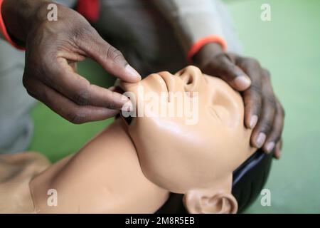 Workshop con la Croce Rossa. Pronto soccorso salvavita su un modello. Parigi. Francia. Europa. Foto Stock