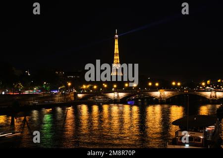 Parigi, Francia - Maggio, 2022: Torre Eiffel, simbolo di Parigi con vista notturna Foto Stock