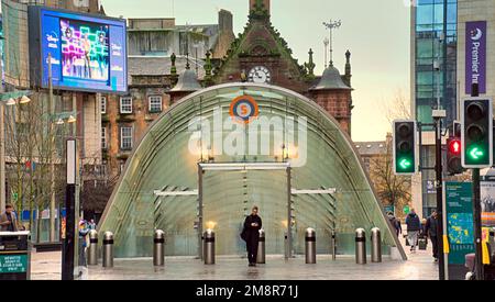 Glasgow, Scozia, Regno Unito 15th gennaio 2023. UK Weather: Wet and Windy ha visto strade umide miserabili come è uscito questa settimana l'aspettativa di vita per la gente del posto è stata la più bassa nel regno unito a 74. La stazione della metropolitana di St enoch è una delle fermate del sistema metropolitano più inefficace del mondo, spesso paragonata a una corsa in fiera. Credit Gerard Ferry/Alamy Live News Foto Stock
