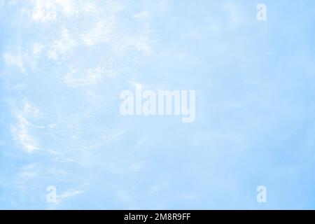 delicato sfondo blu con sequine onde movimento liquido Foto Stock