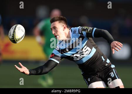 Cardiff, Regno Unito. 15th Jan, 2023. Josh Adams di Cardiff Rugby in azione. European Challenge Cup rugby, pool A match, Cardiff Rugby contro Newcastle Falcons al BT Sport Cardiff Arms Park di Cardiff, Galles, domenica 15th gennaio 2023. pic di Andrew Orchard/Andrew Orchard sports photography/Alamy Live news Credit: Andrew Orchard sports photography/Alamy Live News Foto Stock