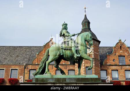 La statua equestre barocca di Jan Wellem (Johann Wilhelm II) dello scultore Gabriel Grudello sulla piazza del mercato di Düsseldorf, svelata nel 1711. Foto Stock