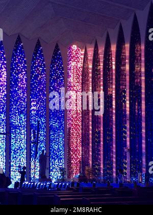 Una vista verticale all'interno della magica chiesa del Santuario Dom Bosco in Brasile illuminata da luci blu e viola Foto Stock