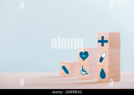 Icone di emoticon simbolo medico sanitario su blocco di legno, concetto di sanità e assicurazione medica Foto Stock