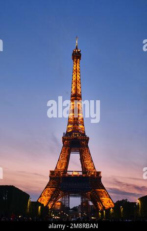 Parigi, Francia - Maggio, 2022: Torre Eiffel, simbolo di Parigi con vista notturna Foto Stock