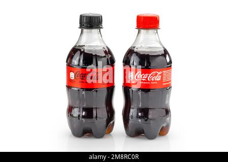 italia - 14 gennaio 2023: Coca Cola gusto originale con zucchero Coca Cola zero in una piccola bottiglia di plastica isolata su bianco, percorso di ritaglio Foto Stock