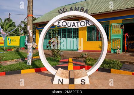 Segno equatore e installazione nella città ugandese di Kayabwe, sulla Kampala - Masaka autostrada. Popolare opportunità fotografica per turisti e viaggiatori. Foto Stock