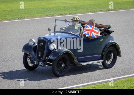 1935 Austin 7 Opal 2 posti durante la Austin 7 Centenary Celebration Parade al Goodwood Revival 2022, Sussex, UK. Foto Stock