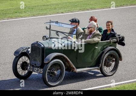 1927 Austin Seven Chummy durante la Austin 7 Centenary Celebration Parade al Goodwood Revival 2022, Sussex, UK. Foto Stock