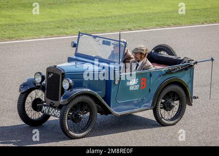 L'Austin 7 Centenary Celebration Parade al Goodwood Revival 2022, Sussex, UK. John Day 1932 Austin 7 RAF radio car. Foto Stock