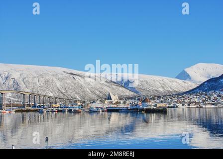 cattedrale nel paesaggio invernale del porto di Tromso in un fiordo sulla costa settentrionale della Norvegia con montagne innevate sullo sfondo Foto Stock