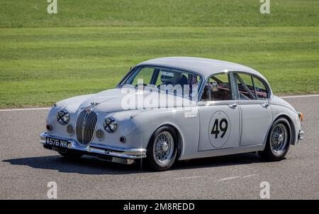 Tony Jardine nella Jaguar Mk2 1960 durante la gara del Trofeo di St Mary al Goodwood Revival 2022, Sussex, UK. Foto Stock