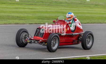 1935 Maserati 4cm con il pilota Michael Birch durante la gara di Goodwood Tropohy al Goodwood Revival 2022, Sussex, UK. Foto Stock