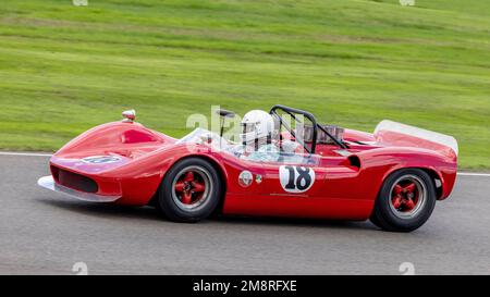 1966 McLaren-Chevrolet M1B con il driver Andrew Wareing durante la gara del Whitsun Trophy alla 2022 Goodwood Revival, Sussex, UK. Foto Stock