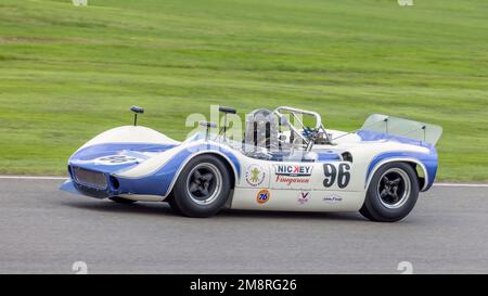 1966 McLaren-Chevrolet M1B con il pilota John Spiers durante la gara del Whitsun Trophy alla 2022 Goodwood Revival, Sussex, UK. Foto Stock