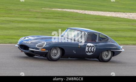 La Jaguar e-Type 1961 di Jon e Jack Minshaw, partecipante al Stirling Moss Memorial Trophy, al Goodwood Revival 2022, Sussex, Regno Unito. Foto Stock