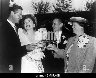 Matrimonio di JOHN HODIAK e ANNE BAXTER domenica 7th 1946 luglio con i genitori Sig. E Sig.ra WALTER HODIAK Pubblicità per Metro Goldwyn Mayer (MGM) Foto Stock