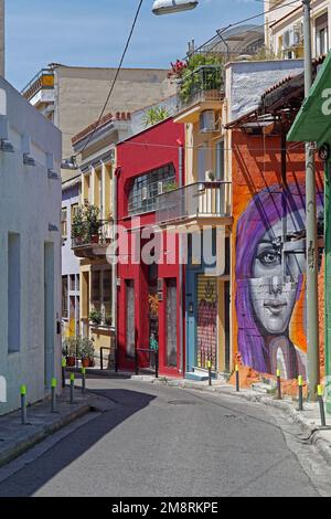 Atene, Grecia - 03 maggio 2015: Backstreet graffiti vecchie case mura arte urbana nella giornata di sole nella capitale. Foto Stock