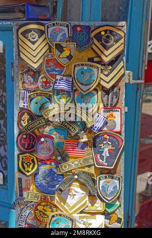 Atene, Grecia - 03 maggio 2015: Collezione di macchie greche ricamate emblemi segno mix al mercato delle pulci. Foto Stock