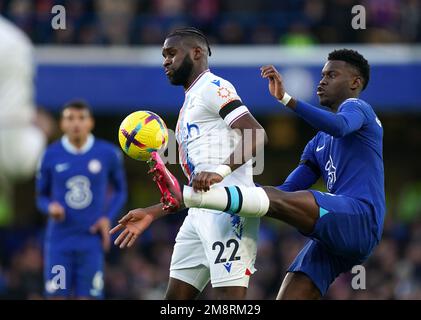 Odsonne Edouard di Crystal Palace e Benoit Badiashile di Chelsea combattono per la palla durante la partita della Premier League a Stamford Bridge, Londra. Data immagine: Domenica 15 gennaio 2023. Foto Stock