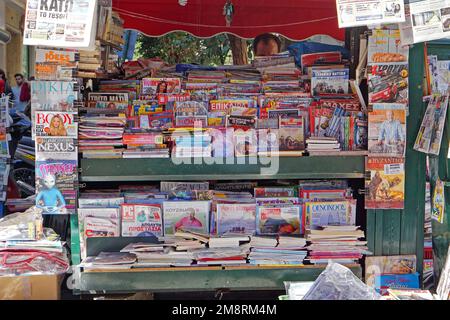 Atene, Grecia - 04 maggio 2015: Chiosco di giornali e riviste greche nel centro della capitale. Foto Stock