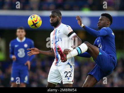 Odsonne Edouard di Crystal Palace e Benoit Badiashile di Chelsea combattono per la palla durante la partita della Premier League a Stamford Bridge, Londra. Data immagine: Domenica 15 gennaio 2023. Foto Stock