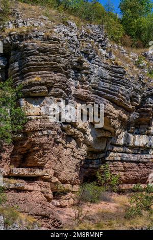 Ammira le formazioni geologiche della gola del fiume Boljetin nella Serbia orientale Foto Stock