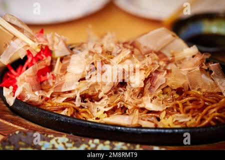 Yakisoba con katsuobushi su un piatto Foto Stock