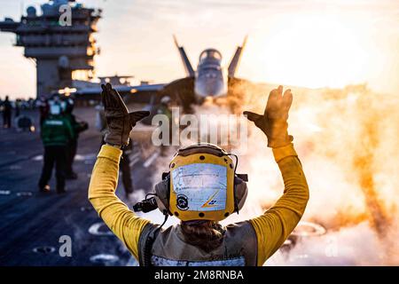 USS Nimitz, Stati Uniti. 13th Jan, 2023. NEGLI STATI UNITI Navy F/A-18E Super Hornet Fighter Aircraft del Mighty Shrikes of Strike Fighter Squadron 94, è posizionato per il lancio sul ponte di volo della portaerei di classe Nimitz USS Nimitz al tramonto in corso di operazioni di routine, il 13 gennaio 2023 nel Mar Cinese Meridionale. Credit: MC2 David Rowe/US Navy Photo/Alamy Live News Foto Stock