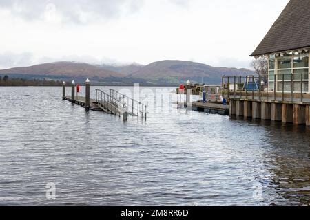 Balloch, Loch Lomond, Scotland, UK - UK Weather - 15 Gennaio 2022: I livelli dell'acqua di Loch Lomond rimangono alti e la Duncan Mills Memorial Slipway rimane chiusa. Credit: Kay Roxby/Alamy Live News Foto Stock