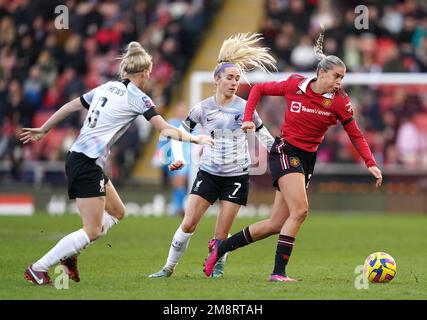 Jasmine Matthews di Liverpool, Missy Bo Kearns e Alessia Russo (sinistra-destra) del Manchester United si battono per la palla durante la partita della Barclays Women's Super League al Leigh Sports Village di Leigh. Data immagine: Domenica 15 gennaio 2023. Foto Stock