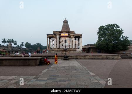 Vista frontale del tempio di Bridhahdishwara, patrimonio dell'umanità dell'UNESCO, Thanjavur (Tanjore), Tamil Nadu, India, Asia Foto Stock