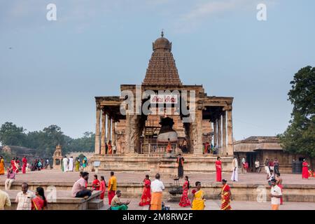 Tempio di Brihadisvara vista completa con il mandapam di nandi con pellegrini che camminano intorno Foto Stock