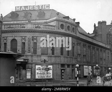 Il Majestic Cinema nel centro di Leeds all'incrocio tra Quebec Street e Wellington Street alla fine del 1948, quando mostrava LAURENCE OLIVIER e JEAN SIMMONS in HAMLAGE con la prossima attrazione che era CARY GRANT LORETTA YOUNG e DAVID NIVEN in MOGLIE DEL VESCOVO Foto Stock