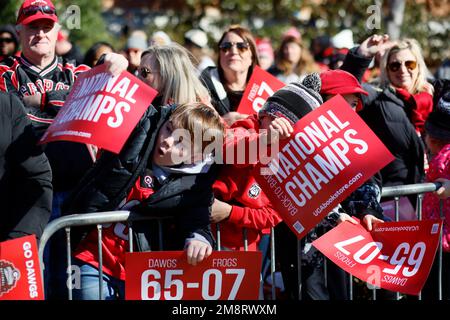 Atene, Stati Uniti. 14th Jan, 2023. I tifosi della Georgia festeggiano il Dawg Walk per celebrare il campionato nazionale Georgia College Football Playoff durante la parata di vittoria ad Atene sabato 14 gennaio 2023. (Foto di Miguel Martinez/The Atlanta Journal Constitution/TNS/Sipa USA) Credit: Sipa USA/Alamy Live News Foto Stock