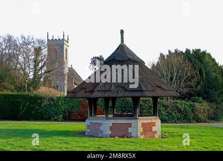 Una vista del pozzo di paglia pompa casa sul pittoresco villaggio verde nel Norfolk Broads a Woodbastwick, Norfolk, Inghilterra, Regno Unito. Foto Stock