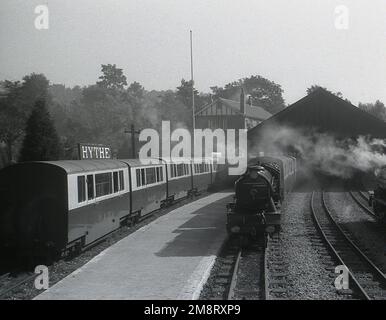 Un treno che parte dalla stazione di Hythe sulla ferrovia a scartamento ridotto Romney Hythe & Dymchurch Foto Stock