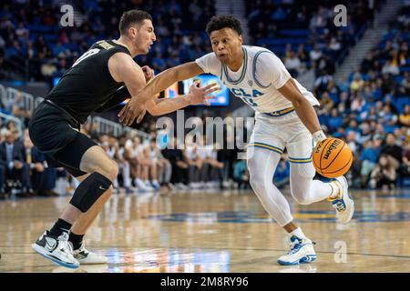 UCLA Bruins guardia Jaylen Clark (0) guida contro il Colorado Buffaloes guardia Luke o'Brien (0) durante una partita di pallacanestro NCAA, Sabato, 14 gennaio 2023, Foto Stock