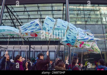 Londra, Regno Unito. 15th gennaio 2023. Gli attivisti del clima tengono una balena di carta al di fuori del Dipartimento per le imprese, l'energia e la strategia industriale (BEIS), chiedendo al governo di fermare il giacimento di petrolio e gas di Rosebank nel Mare del Nord, gestito dalla società norvegese Equinor. Credit: Vuk Valcic/Alamy Live News Foto Stock