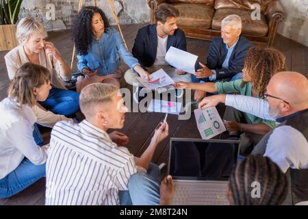 Creative team diring brainstorming, planning and development of creative and financial strategies for a startup in the world of design and fashion Foto Stock