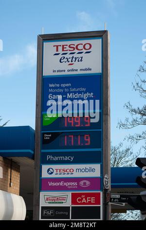 Slough, Berkshire, Regno Unito. 15th gennaio 2023. Benzina in vendita presso una stazione di rifornimento Tesco a Slough a 149,9 al litro. La maggior parte delle stazioni di servizio ha ora abbassato il prezzo della loro benzina al di sotto di 150,0 dollari al litro, anche se i prezzi del diesel rimangono più alti. Credit: Maureen McLean/Alamy Live News Foto Stock