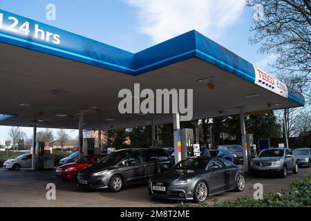 Slough, Berkshire, Regno Unito. 15th gennaio 2023. Benzina in vendita presso una stazione di rifornimento Tesco a Slough a 149,9 al litro. La maggior parte delle stazioni di servizio ha ora abbassato il prezzo della loro benzina al di sotto di 150,0 dollari al litro, anche se i prezzi del diesel rimangono più alti. Credit: Maureen McLean/Alamy Live News Foto Stock