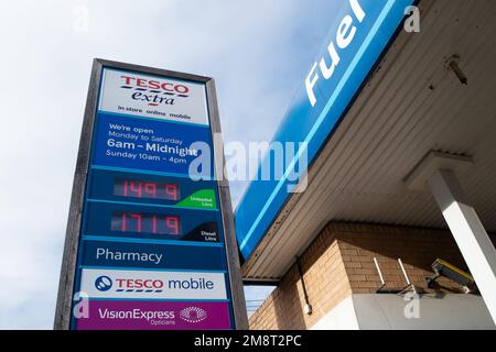 Slough, Berkshire, Regno Unito. 15th gennaio 2023. Benzina in vendita presso una stazione di rifornimento Tesco a Slough a 149,9 al litro. La maggior parte delle stazioni di servizio ha ora abbassato il prezzo della loro benzina al di sotto di 150,0 dollari al litro, anche se i prezzi del diesel rimangono più alti. Credit: Maureen McLean/Alamy Live News Foto Stock